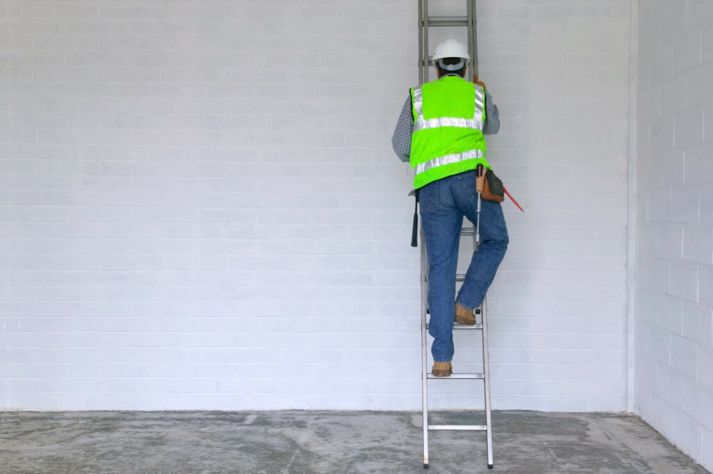 8 Crucial Construction Ladder Safety Guidelines